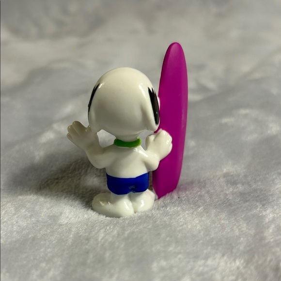 Snoopy Surfing Figurine with Pink Surfboard - Picture 3 of 3